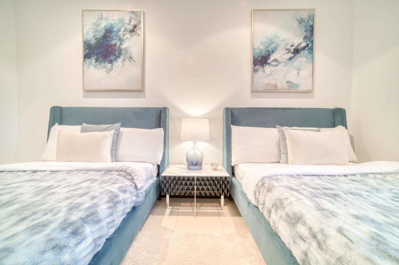 Frond E Villa, Palm Jumeirah - Mint *
