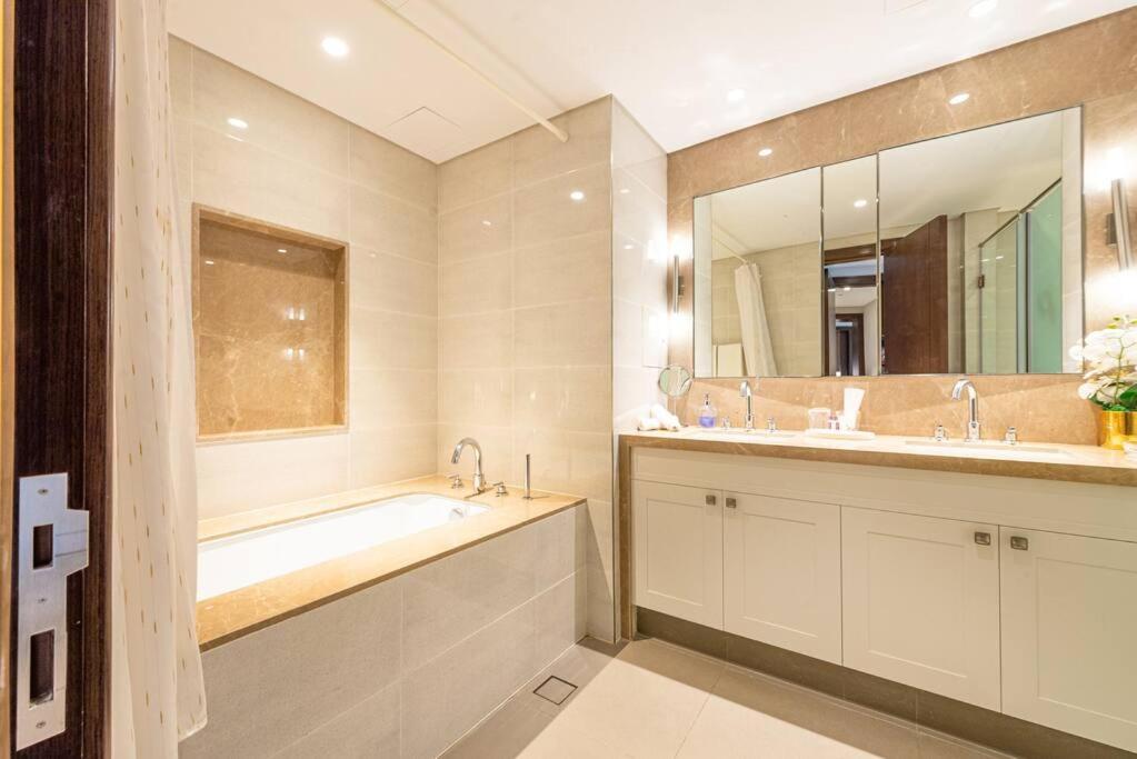 First Class 2br With Full Burj Khalifa And Fountain View Apartemen *