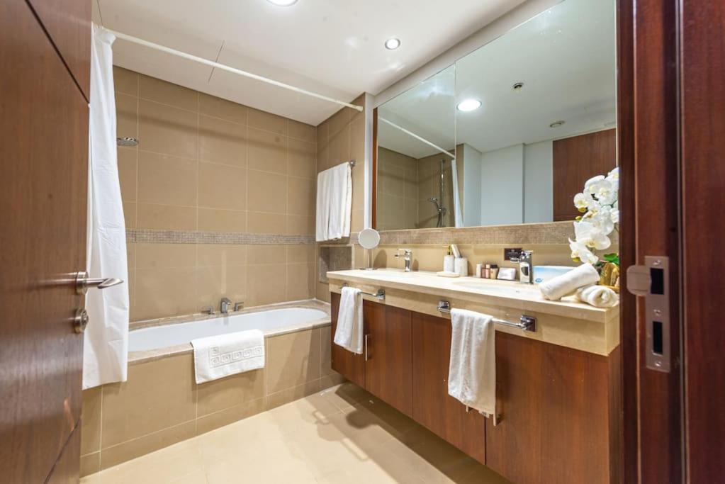 First Class 2br With Full Burj Khalifa And Fountain View Lägenhet Dubai
