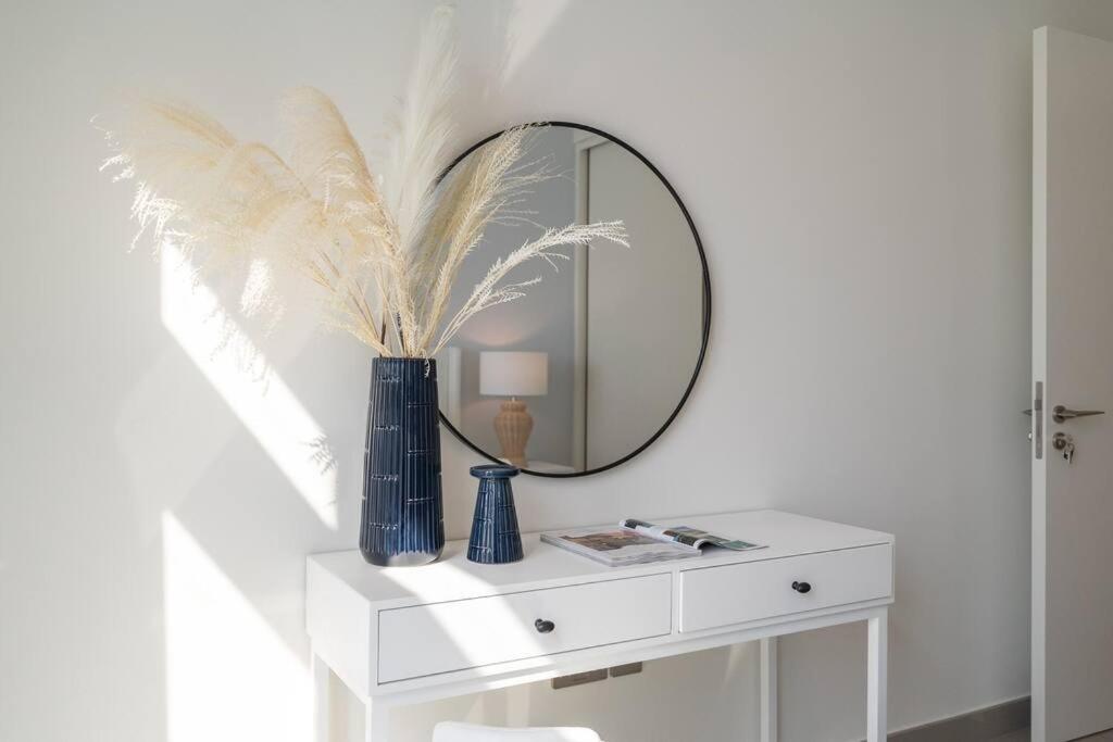 Vogue Beachfront - Palm Views & Private Apartment