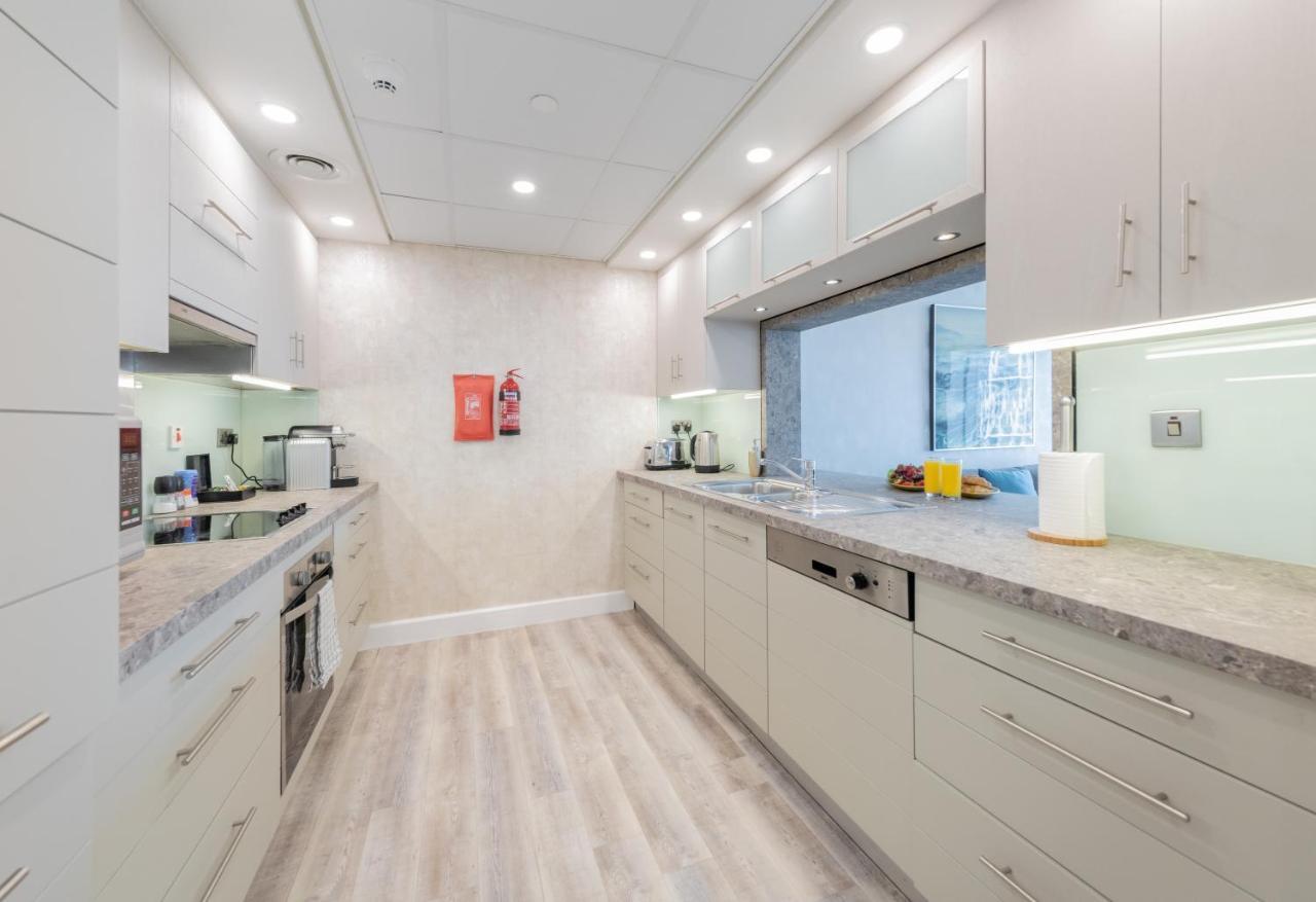 Boutique Living - Burj Views - Renovated Apartemen