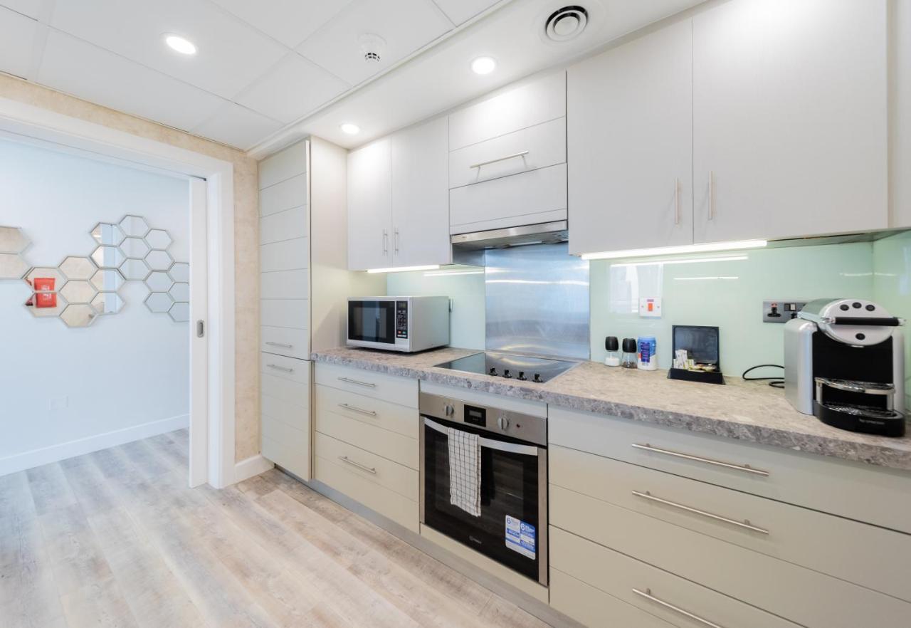 Boutique Living - Burj Views - Renovated Apartemen