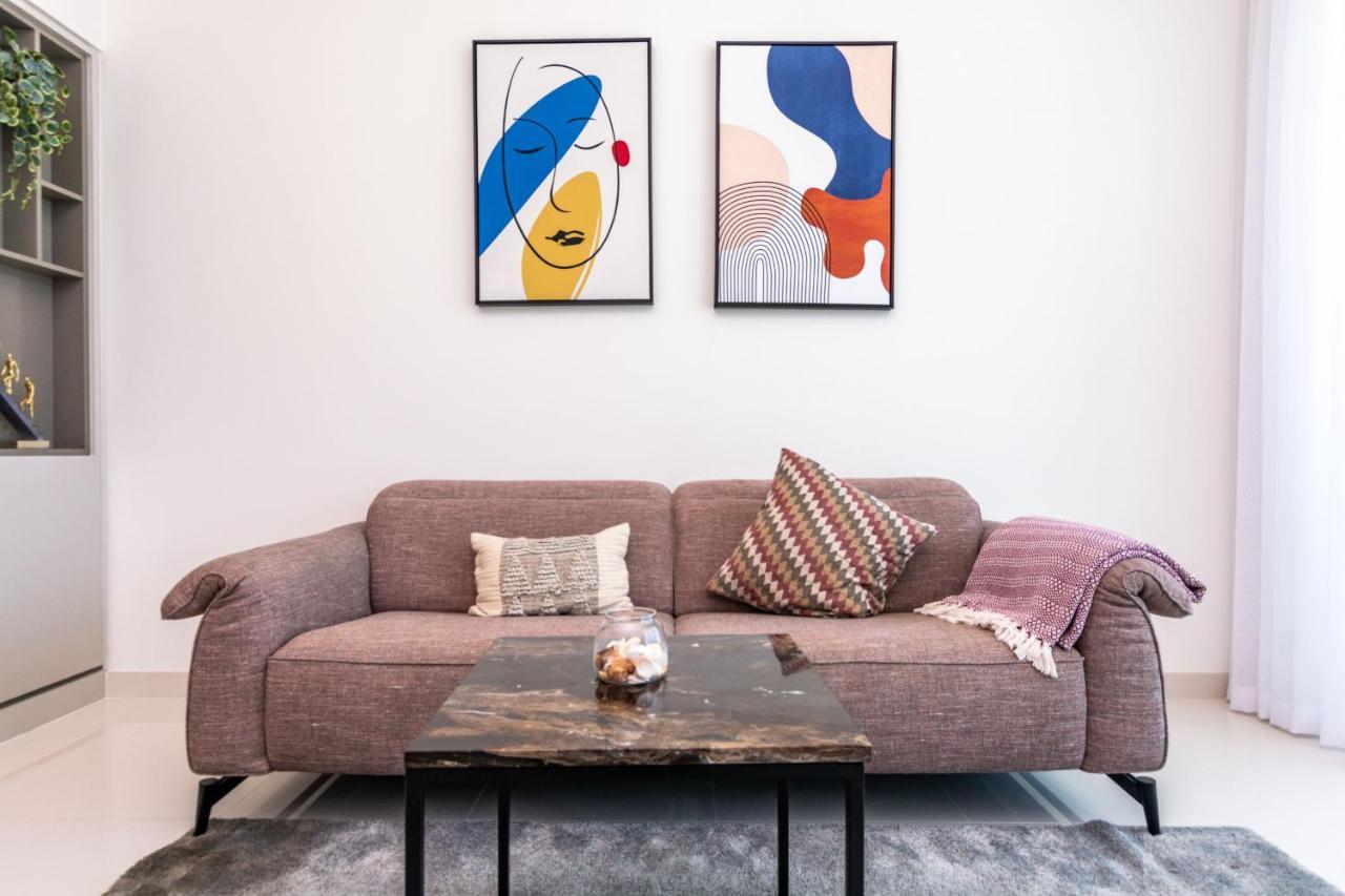 Vayk - Stunning Two Bedroom With Private Access Apartment *