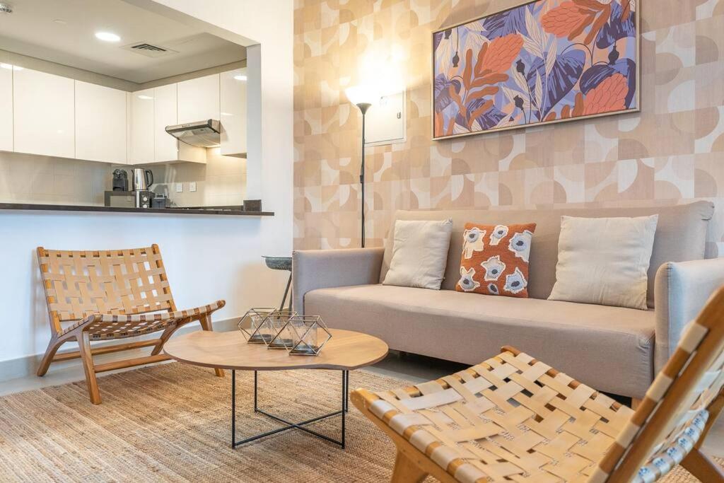 Appartement In Marina With Vibrant Pop Art Accents *