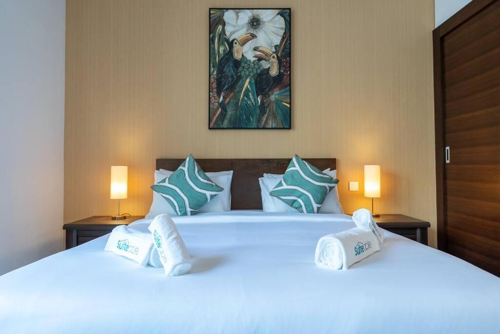 In Marina With Vibrant Pop Art Accents Dubaï