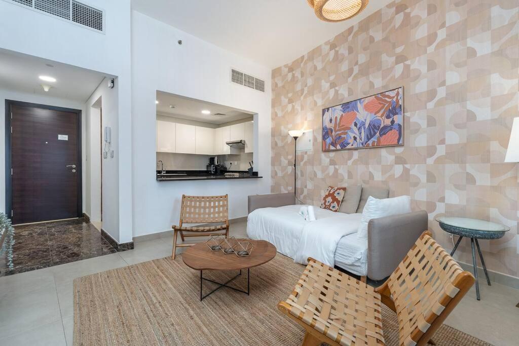 In Marina With Vibrant Pop Art Accents Appartement *