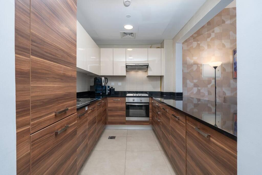 Appartement In Marina With Vibrant Pop Art Accents *
