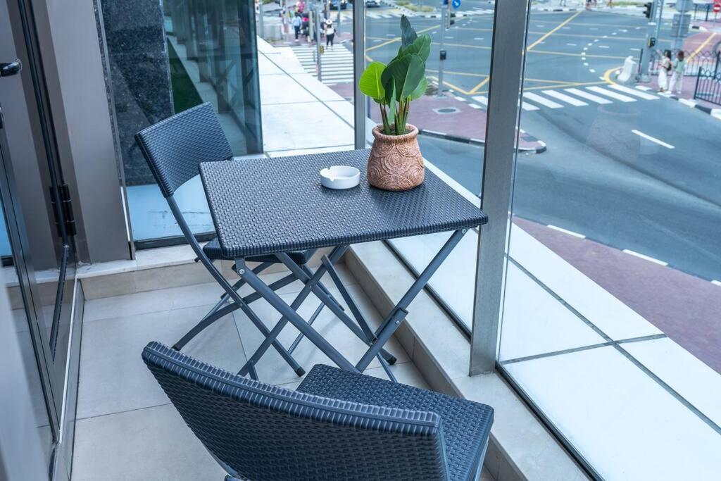 In Marina With Vibrant Pop Art Accents Appartement