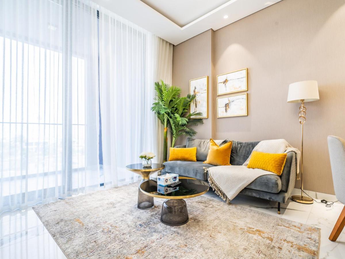 Charming With Balcony Near Hills Park *