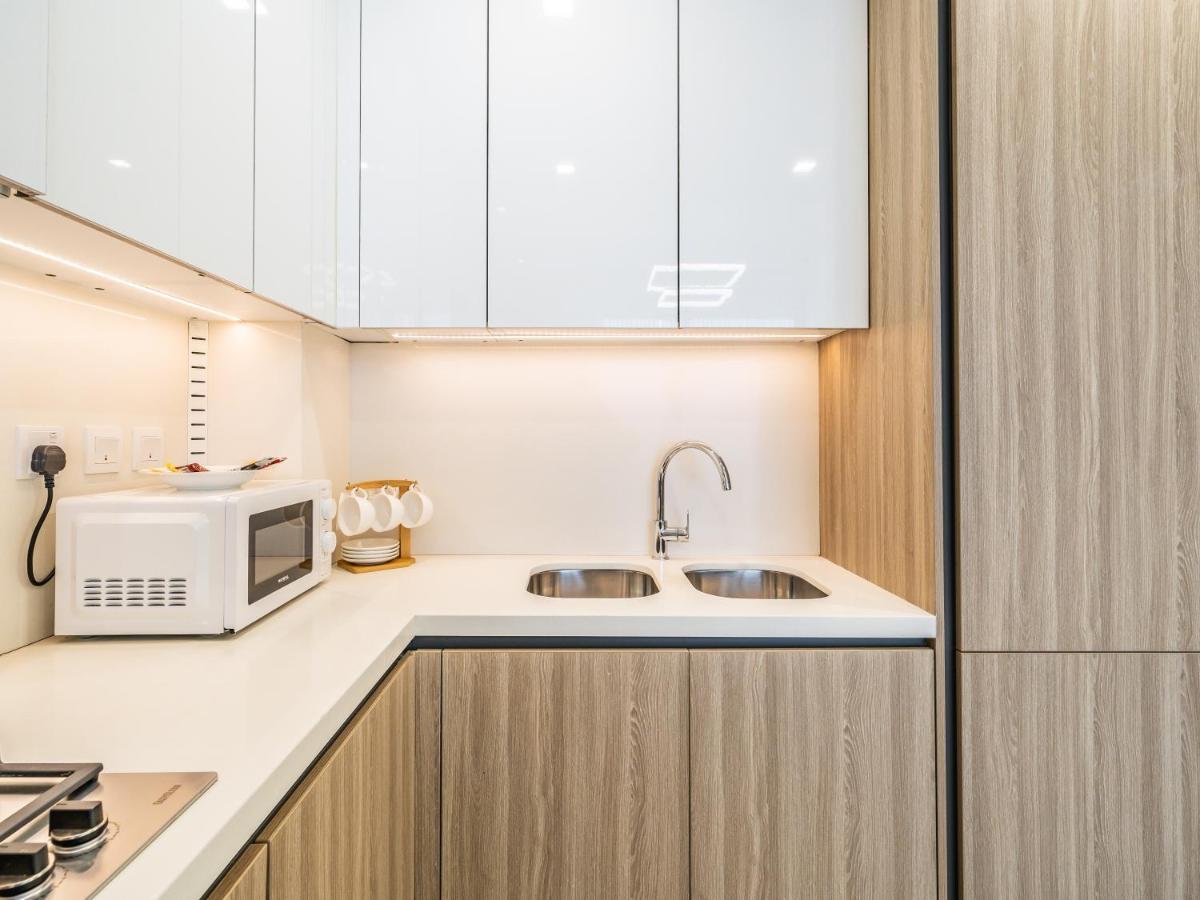 Charming With Balcony Near Hills Park