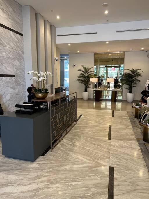 Apartamento Cozy 1br 5mins Walk Form Mall Dubái
