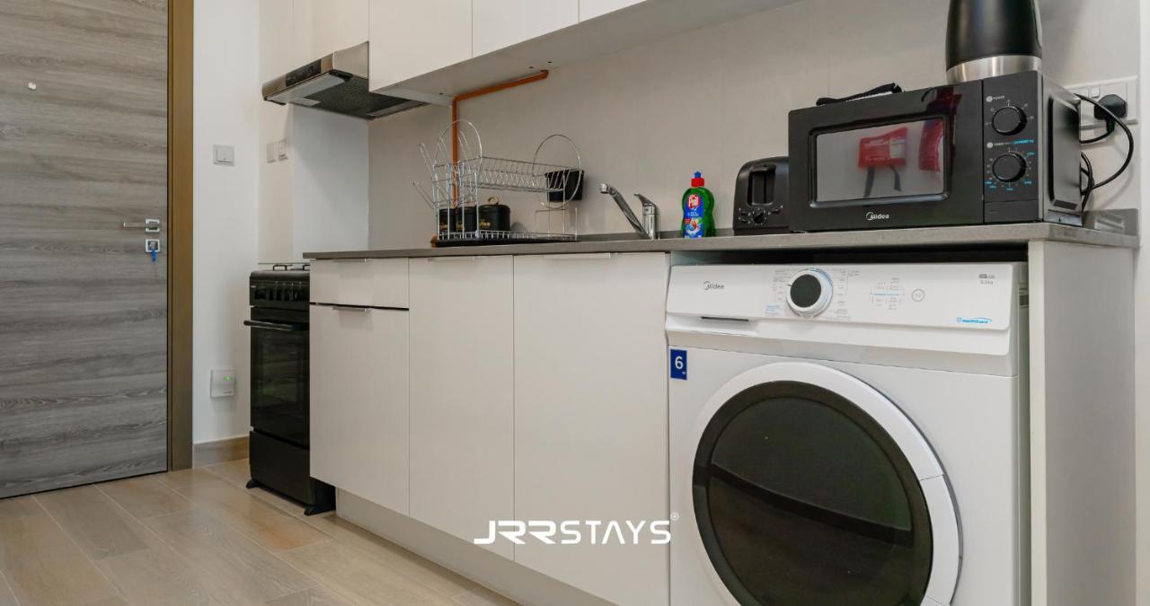 Sleek & Modern - In Jvc Appartement