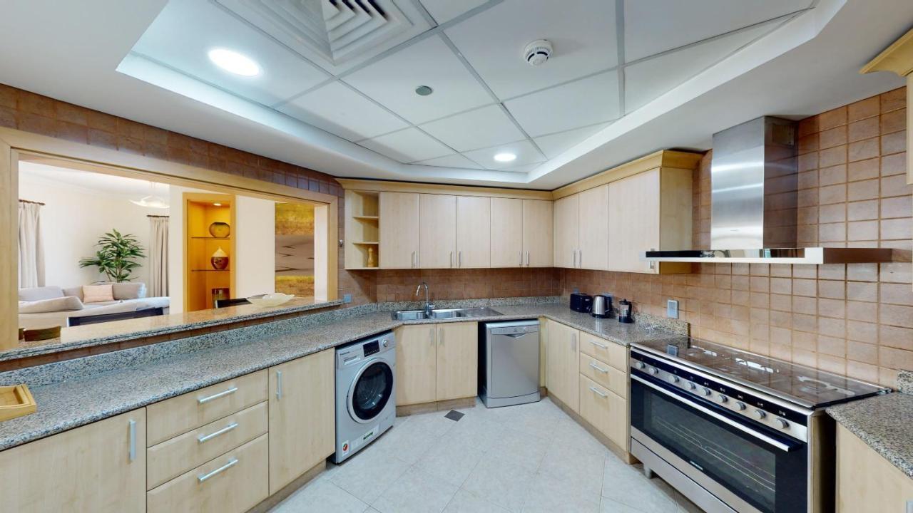 Al Dabas Views, 3bd Sleeps 6, Beachfront & Pool Access Apartment