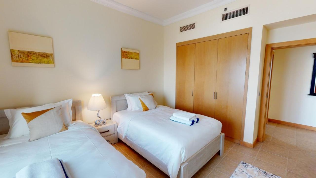 Al Dabas Views, 3bd Sleeps 6, Beachfront & Pool Access Apartment Dubai