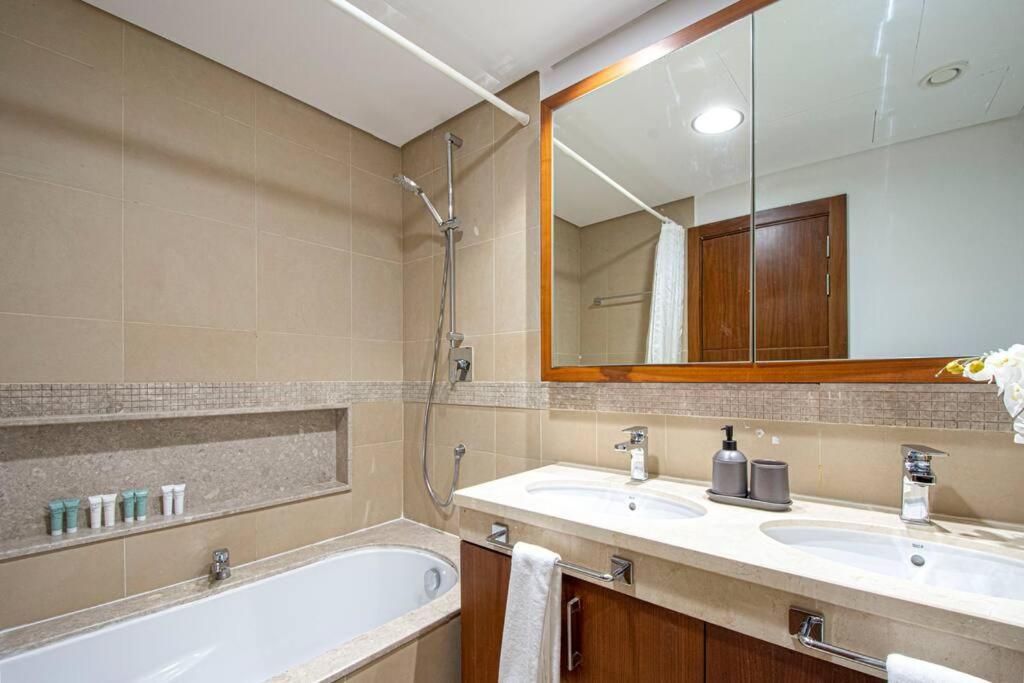 Magnificent New 3 Bedroom With Stunning View To Burj Khalifa & Fountain View Dubai