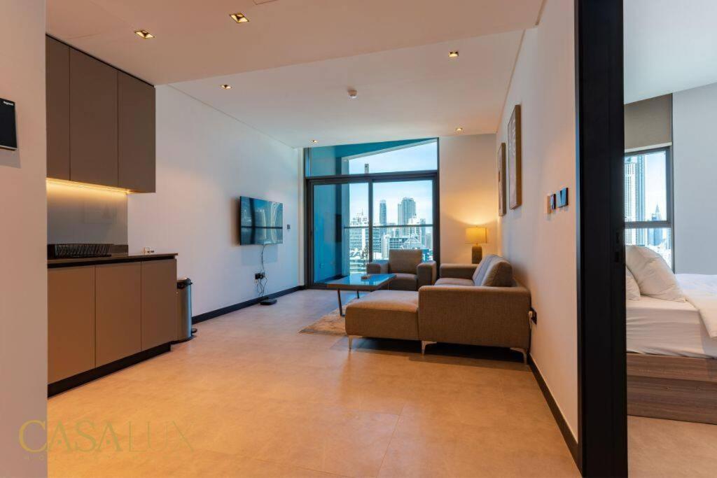 Stunning 1 Bed With Burj Khalifa & Canal View Apartment *