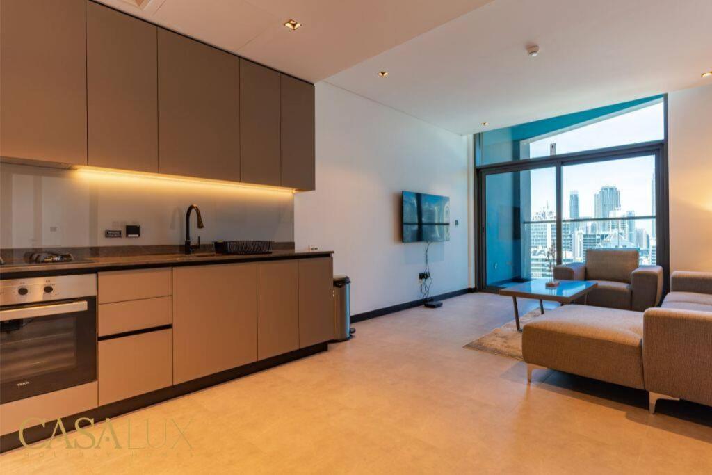 Stunning 1 Bed With Burj Khalifa & Canal View Apartment *