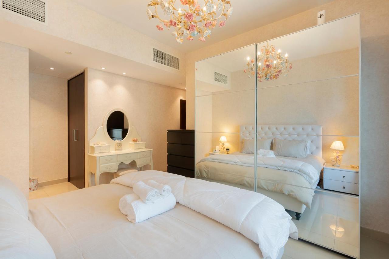 Downtown Dubai, Luxury 2 Bed 2 Bath - Pool, Gym, Aircon, Parking - Views Of The Fountain & Burj Khalifa Apartment *