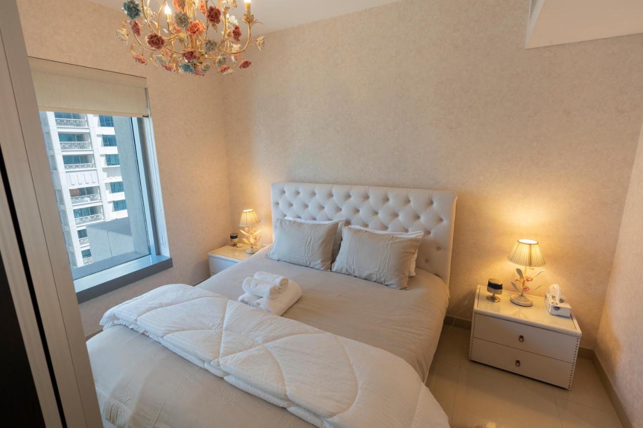 Downtown Dubai, Luxury 2 Bed 2 Bath - Pool, Gym, Aircon, Parking - Views Of The Fountain & Burj Khalifa