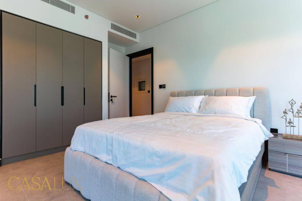 Stunning 1 Bed With Burj Khalifa & Canal View Apartment *