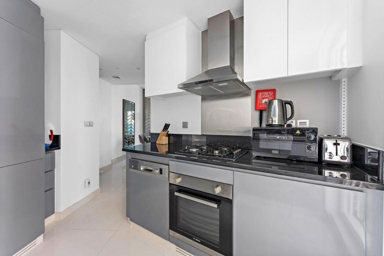 A Living Modern 1br With Balcony & Canal View At Prive-517 Business Bay Apartamento Dubai