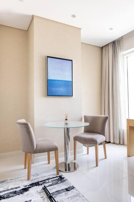 Studio Canal View With Partial Burj Khalifa View 5min To Mall Apartment *