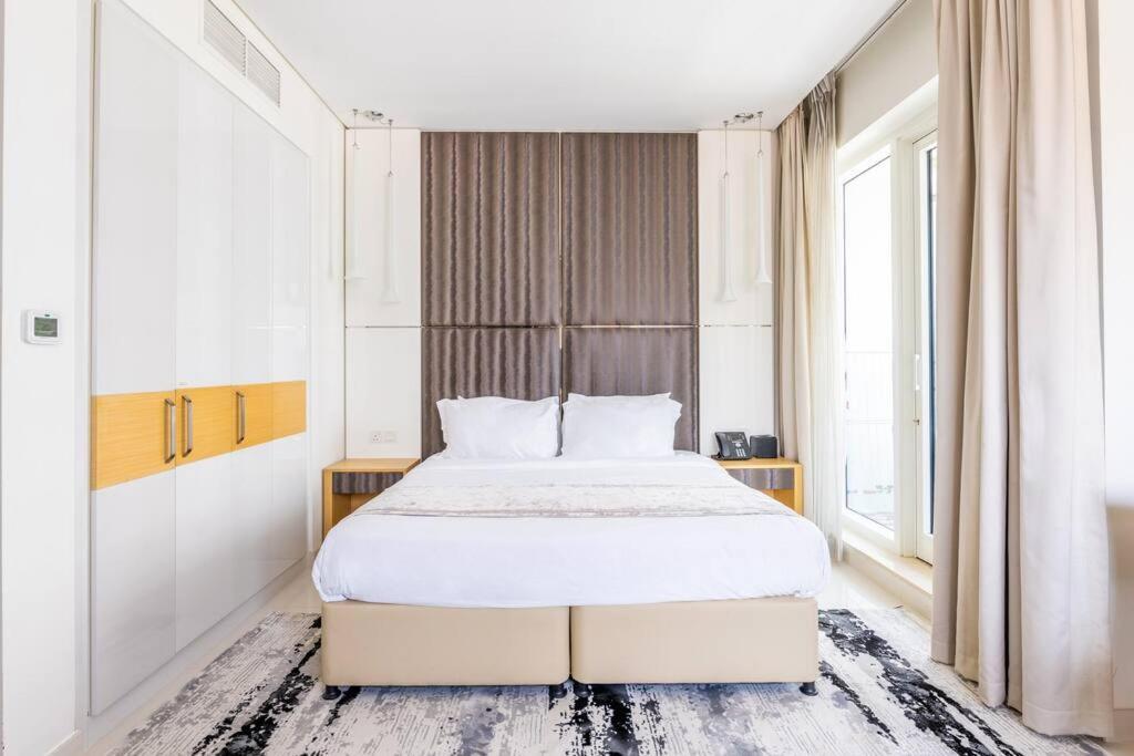 Studio Canal View With Partial Burj Khalifa View 5min To Mall Dubai