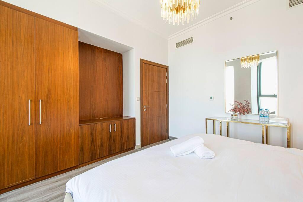 Magnificent New 3 Bedroom With Stunning View To Burj Khalifa & Fountain View Apartamento *