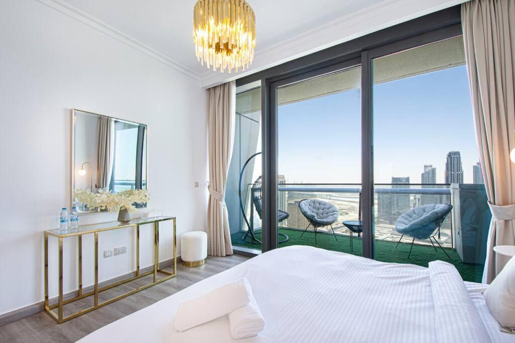 Magnificent New 3 Bedroom With Stunning View To Burj Khalifa & Fountain View *
