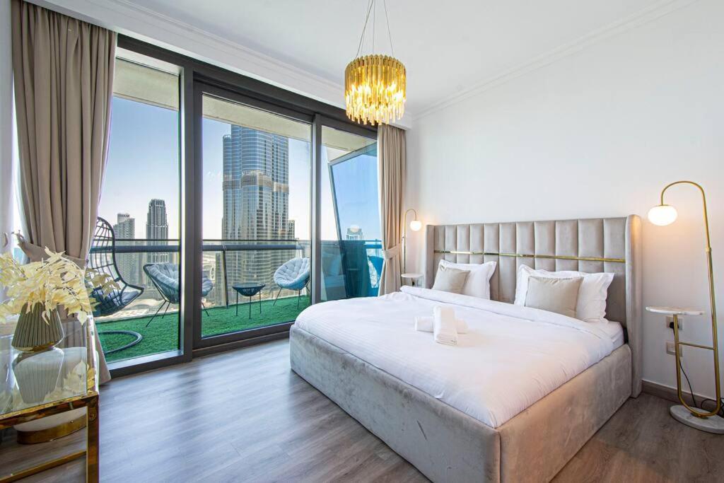 Magnificent New 3 Bedroom With Stunning View To Burj Khalifa & Fountain View Apartment *