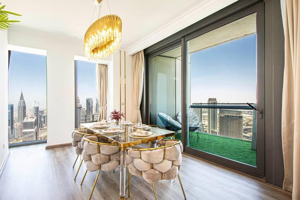 Magnificent New 3 Bedroom With Stunning View To Burj Khalifa & Fountain View Apartamento