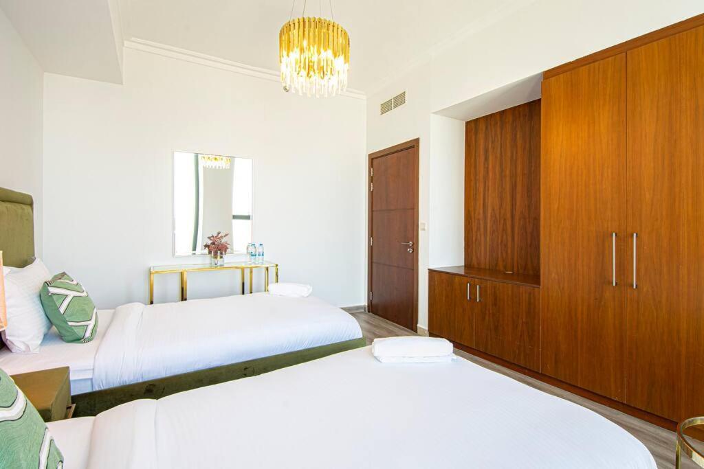 Magnificent New 3 Bedroom With Stunning View To Burj Khalifa & Fountain View *