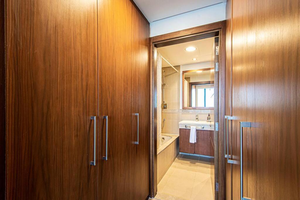 Magnificent New 3 Bedroom With Stunning View To Burj Khalifa & Fountain View Apartment *