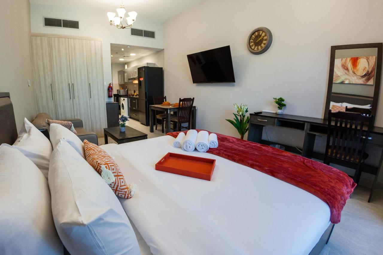 11th Floor Studio, Balcony With Canal And View, Close To Mall And Burj Khalifa, Jacuzzi, Pool, Kids Area, 24hr Gym, Free Indoor Parking, Wifi, Fully Furnished Apartment, Tv With Streaming, New Building