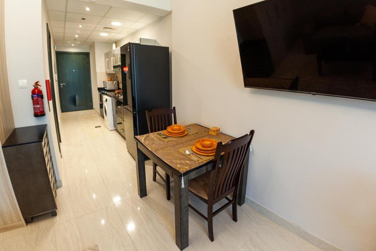 Appartement 11th Floor Studio, Balcony With Canal And View, Close To Mall And Burj Khalifa, Jacuzzi, Pool, Kids Area, 24hr Gym, Free Indoor Parking, Wifi, Fully Furnished Apartment, Tv With Streaming, New Building Dubaï