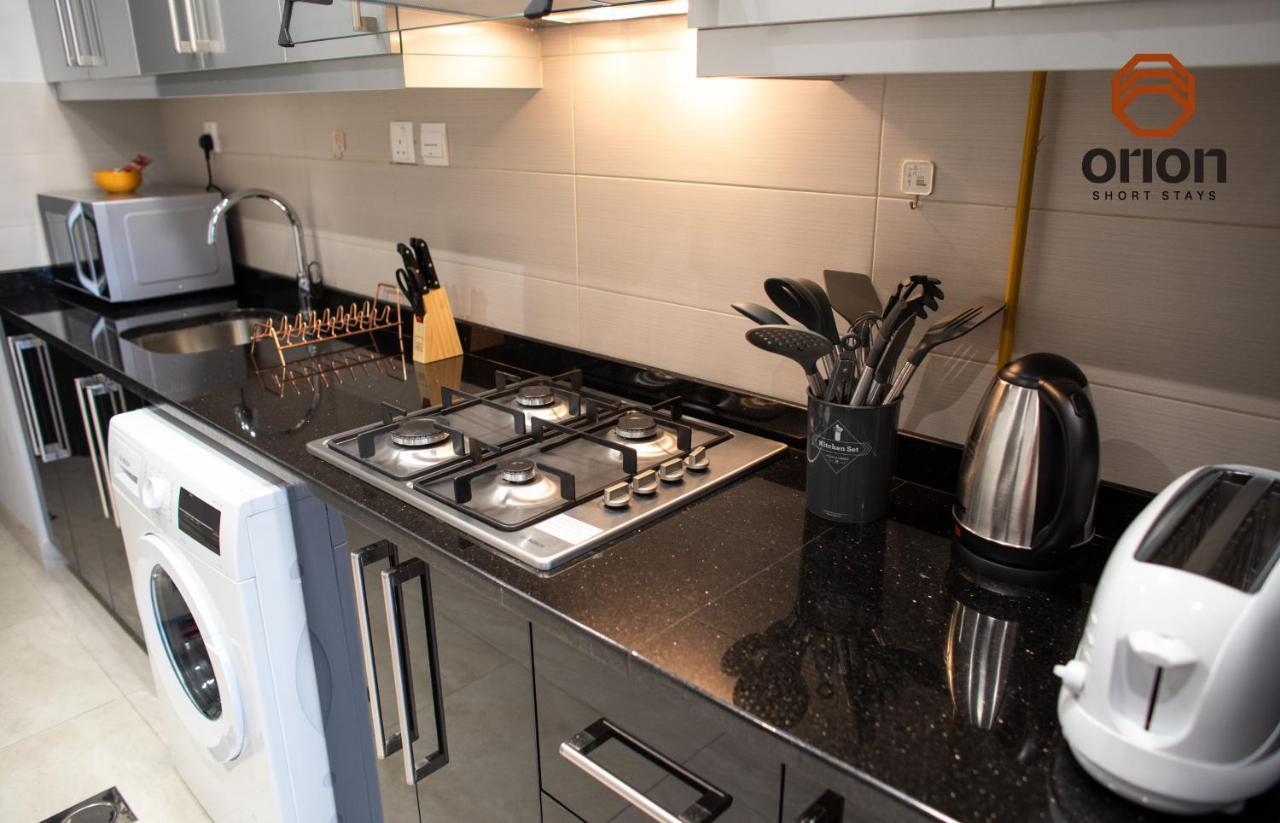 11th Floor Studio, Balcony With Canal And View, Close To Mall And Burj Khalifa, Jacuzzi, Pool, Kids Area, 24hr Gym, Free Indoor Parking, Wifi, Fully Furnished Apartment, Tv With Streaming, New Building *