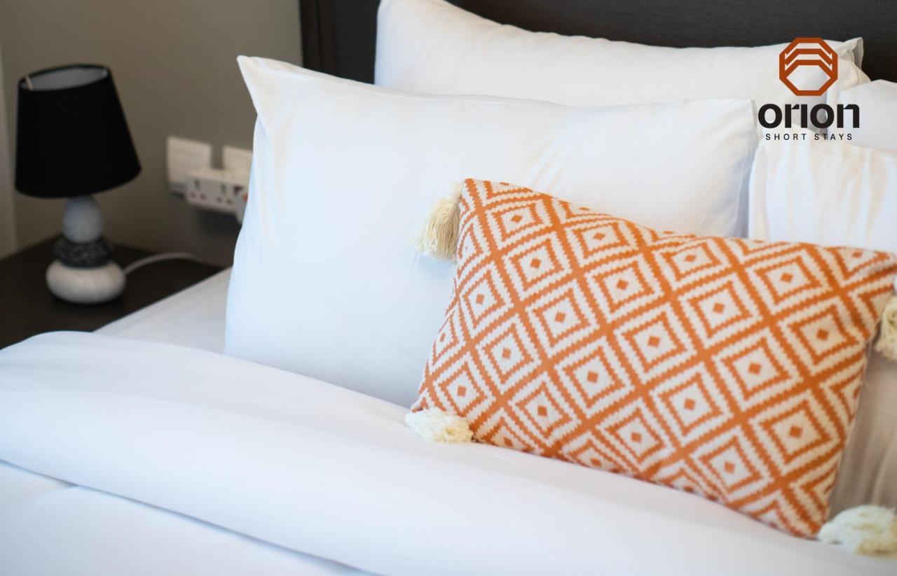 11th Floor Studio, Balcony With Canal And View, Close To Mall And Burj Khalifa, Jacuzzi, Pool, Kids Area, 24hr Gym, Free Indoor Parking, Wifi, Fully Furnished Apartment, Tv With Streaming, New Building *