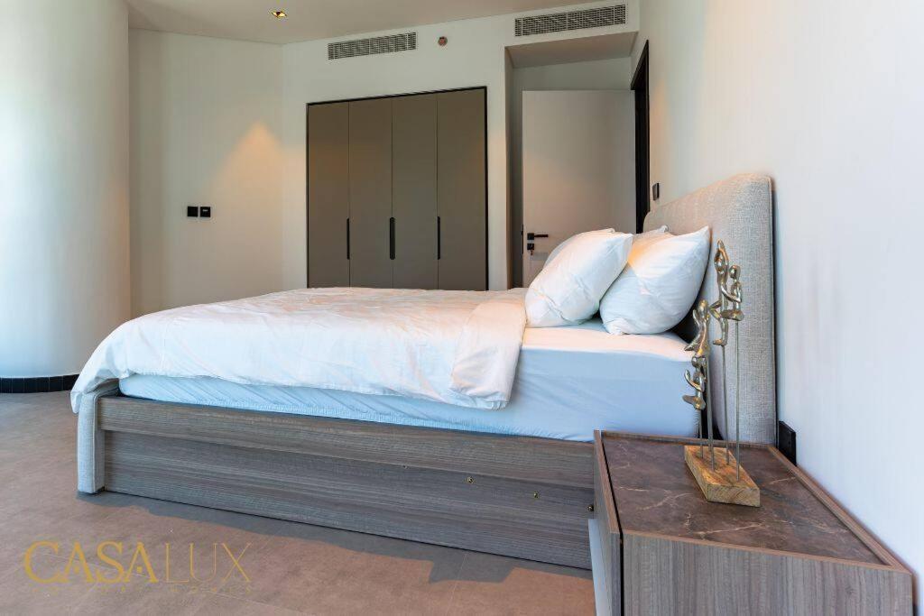 Apartment Stunning 1 Bed With Burj Khalifa & Canal View Dubai