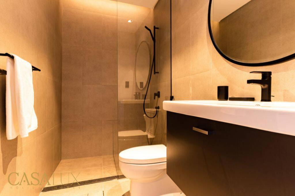 Stunning 1 Bed With Burj Khalifa & Canal View Apartment *