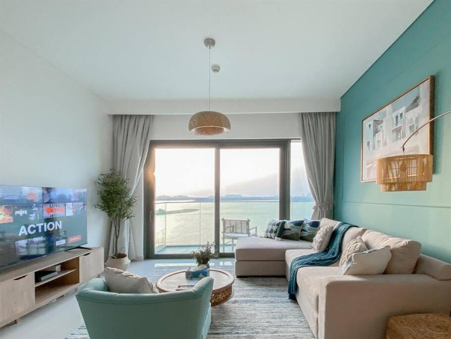 Trophy 2bdr Sandy Shores Retreat With Panoramic Sea View & Private Access Dubái