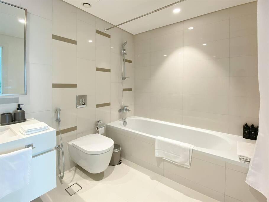 Trophy 2bdr Sandy Shores Retreat With Panoramic Sea View & Private Access Apartamento *