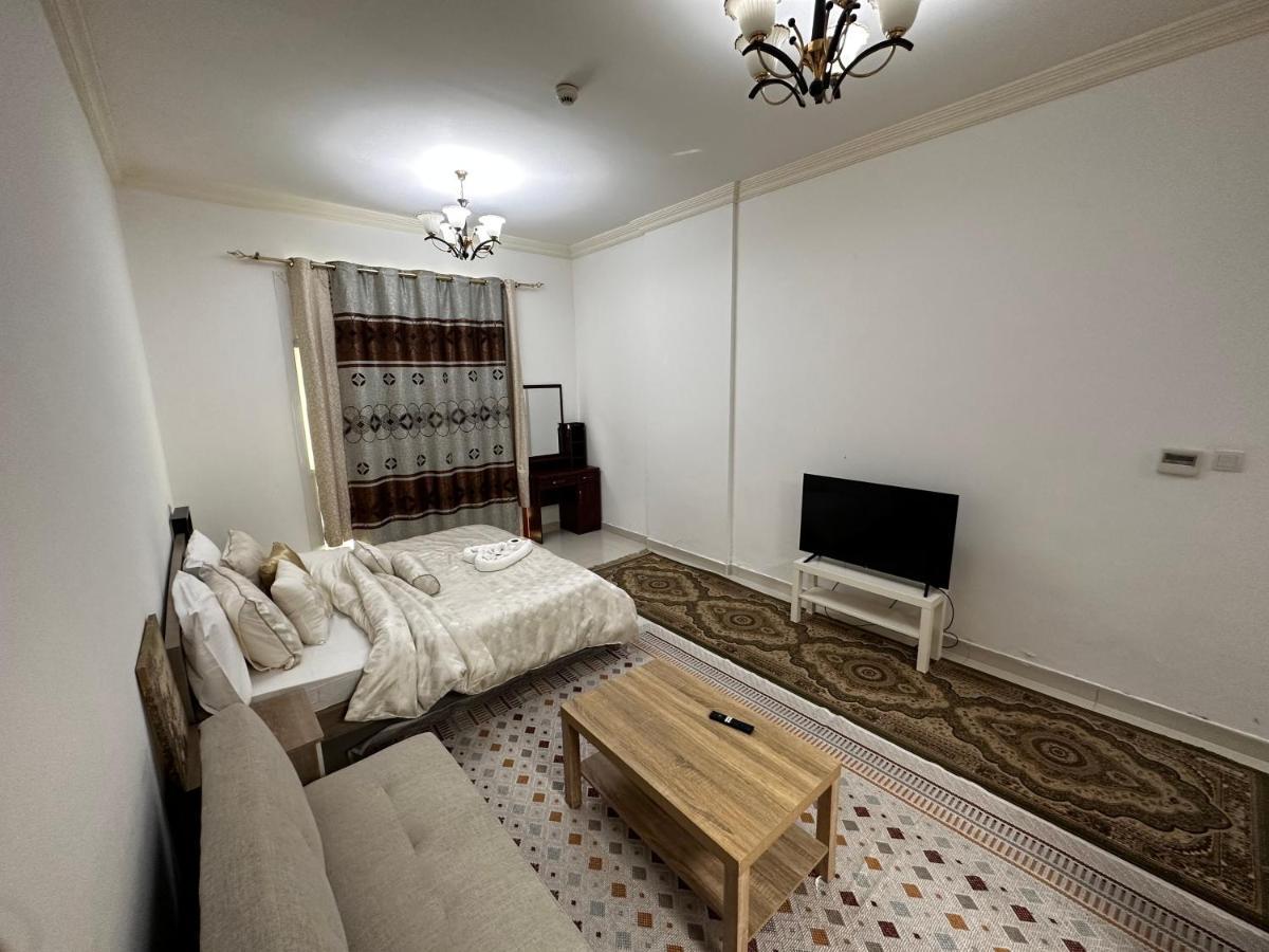 Cute And Small Partitions For Girls In Dubai- Female Guests Only فتيات فقط Apartament
