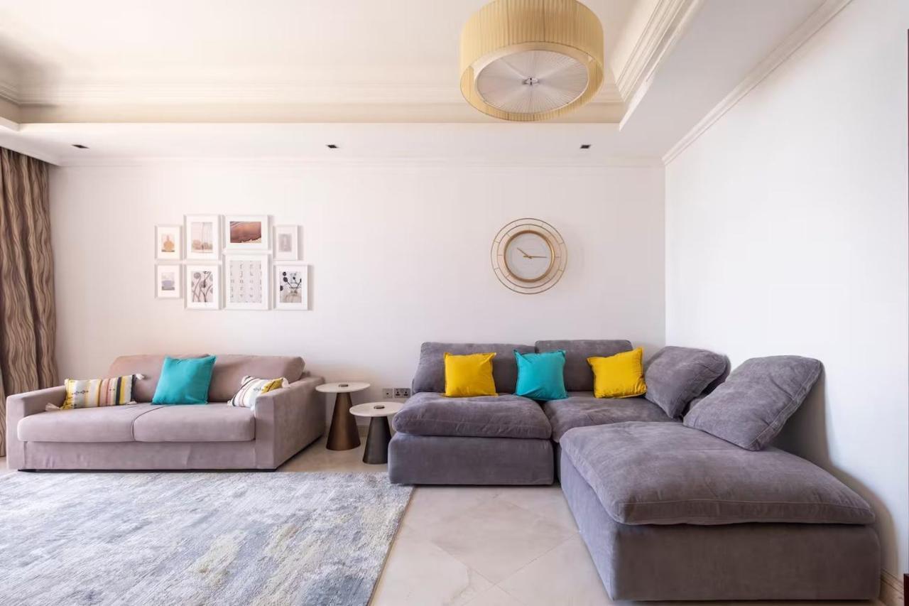 Spacious 2-bedroom Beachfront With Pool Dubai