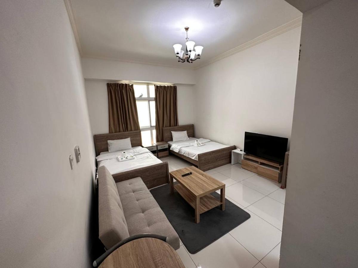 Cute And Small Partitions For Girls In Dubai- Female Guests Only فتيات فقط Apartamento