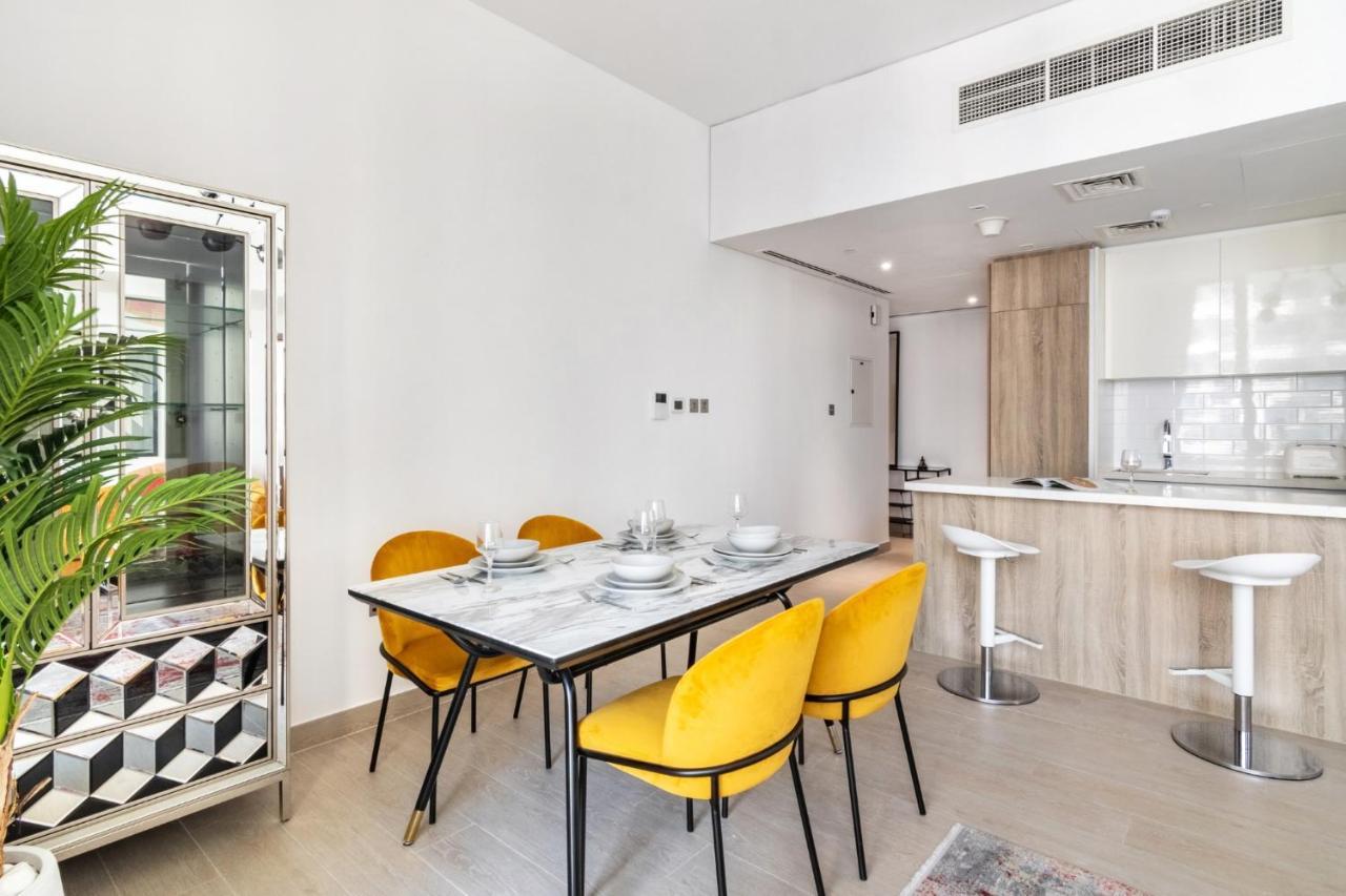 Vivid 2-bedroom Marina View Apartemen