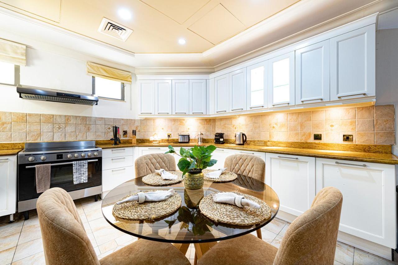 Palm Jumeirah Beachfront Private Pool 5 Bedroom & 1 Maids With Access To Vilă