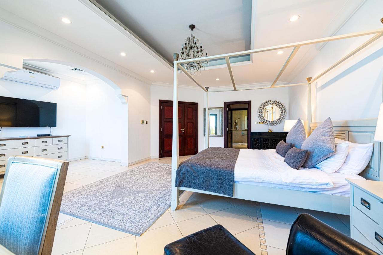 Palm Jumeirah Beachfront Private Pool 5 Bedroom & 1 Maids With Access To * Dubai