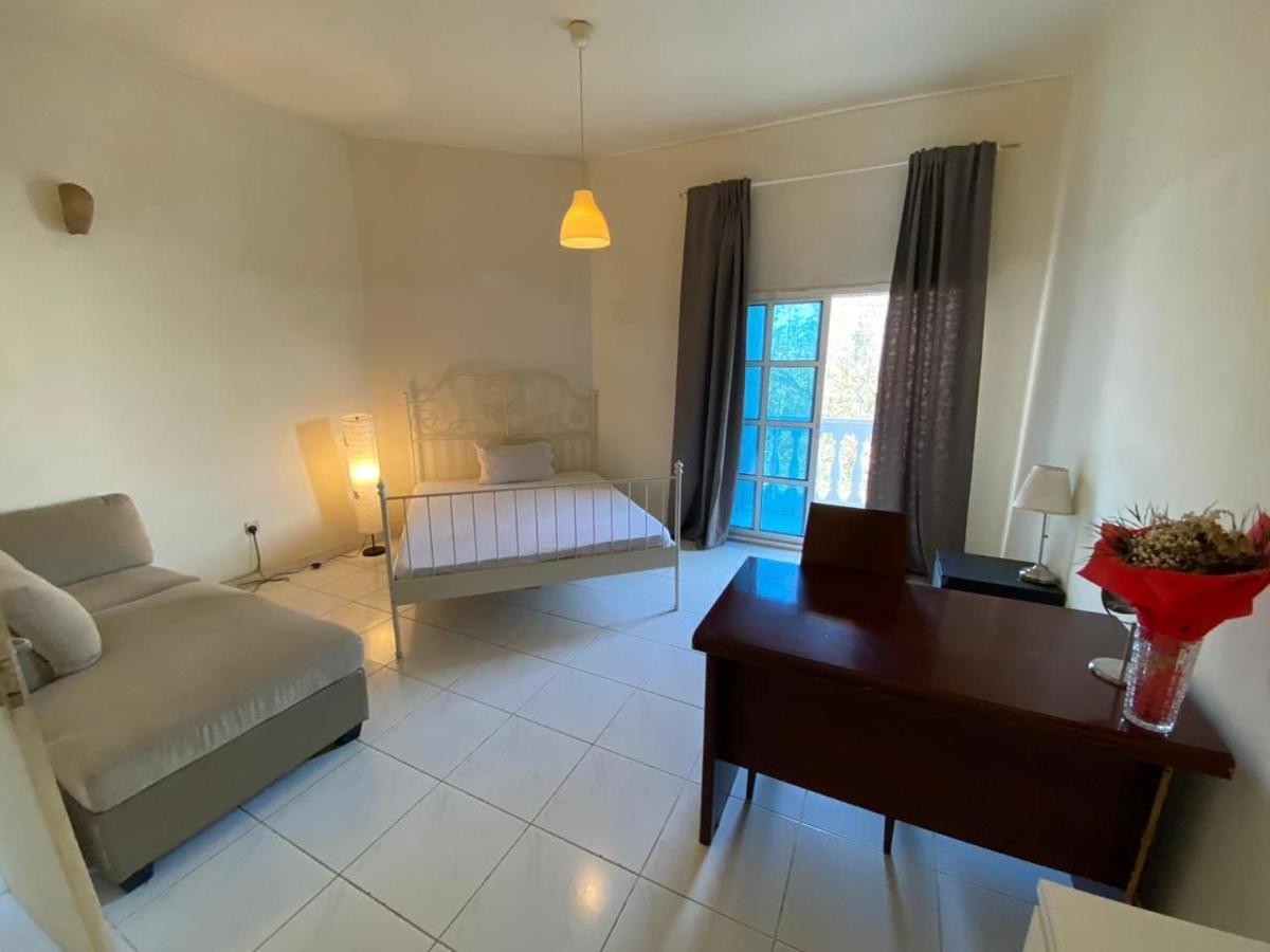 Pensión Comfortable Private In Compound Housing Dubái