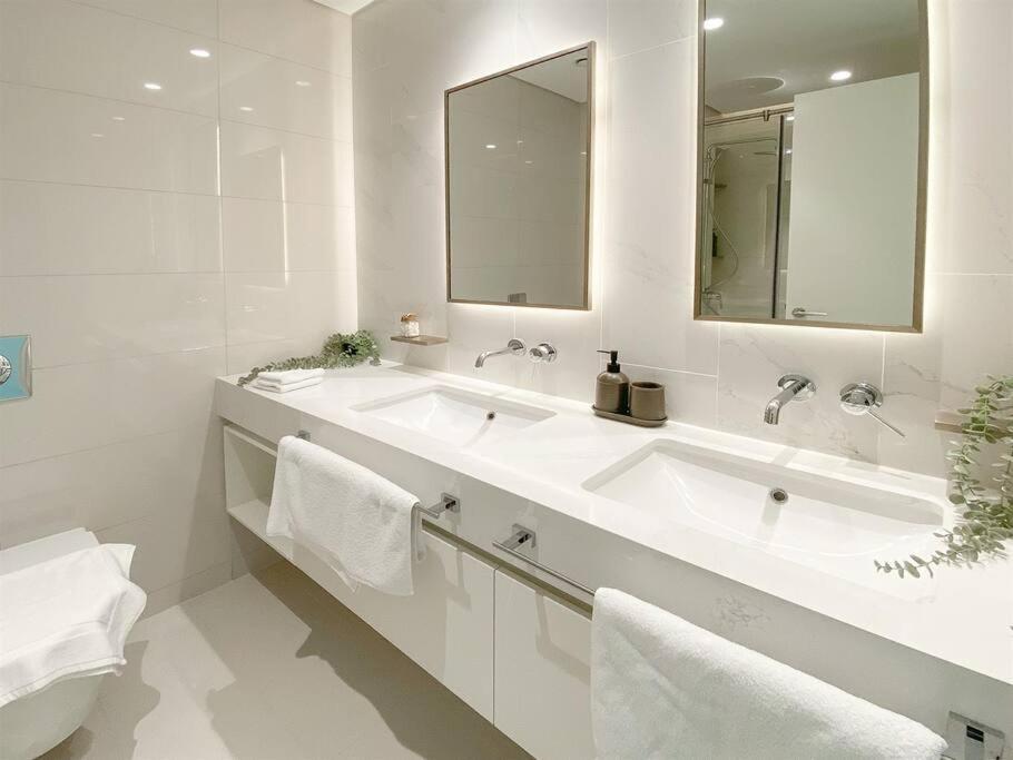 Trophy 2bdr Sandy Shores Retreat With Panoramic Sea View & Private Access Apartamento *