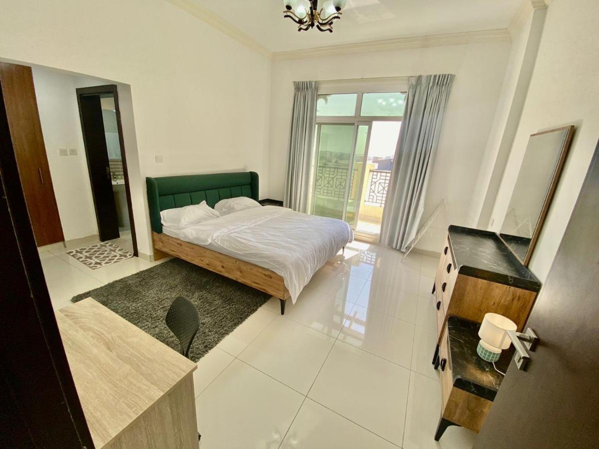Cute And Small Partitions For Girls In Dubai- Female Guests Only فتيات فقط Apartamento Dubai